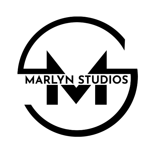 marlyn studios logotyp, svart vitt med stort M i centrumet av en cirkel. I mitten av bokstaven M står det tydligt Marlyn Studios